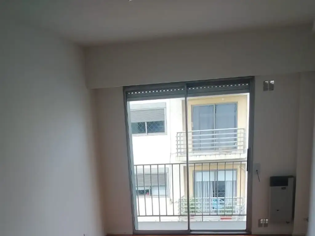 2-room apartment with front balcony