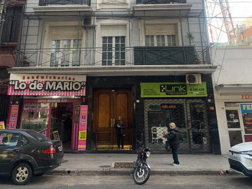 Bright 2-room apartment, walk-up