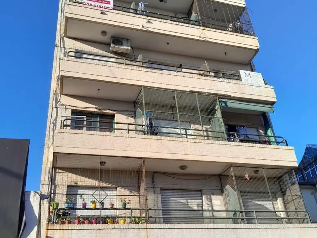 2 ambientes con balcón al frente