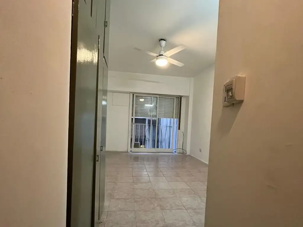 Departamento 1 ambiente con balcón francés
