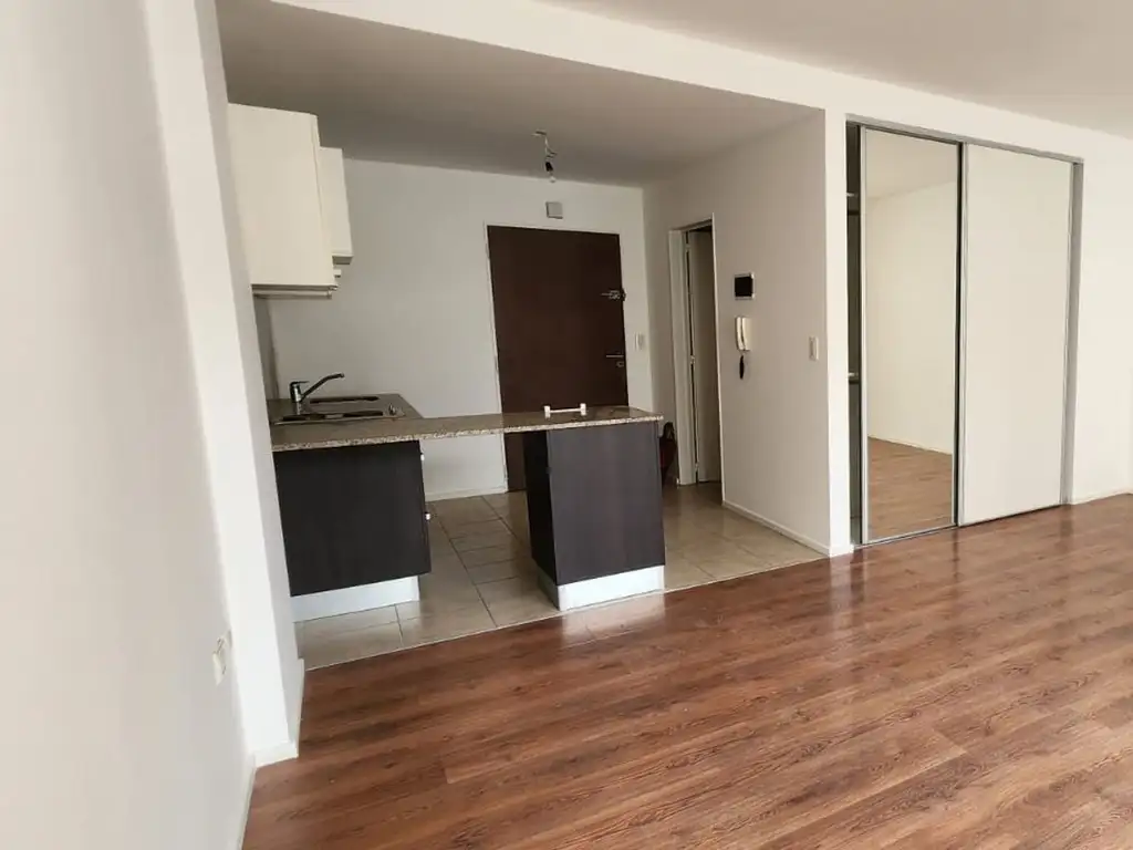 Monoambiente con balcón y AC