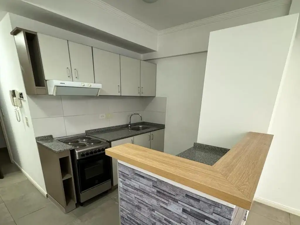 Monoambiente con balcón y cochera