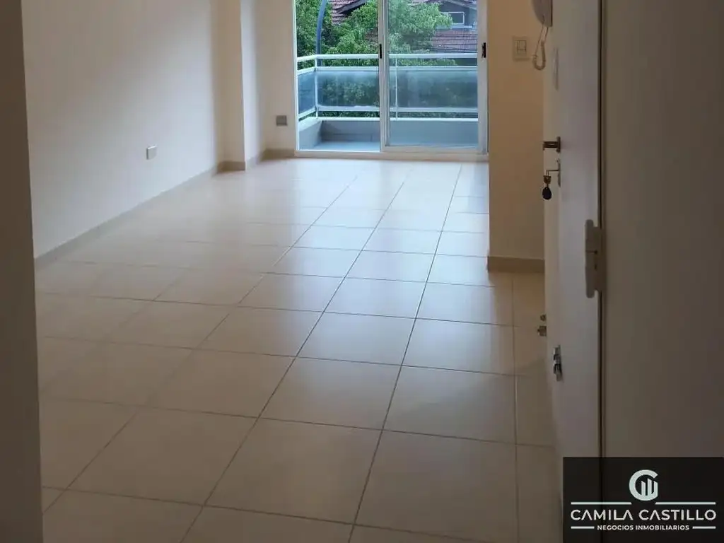 2 ambientes al frente con balcón