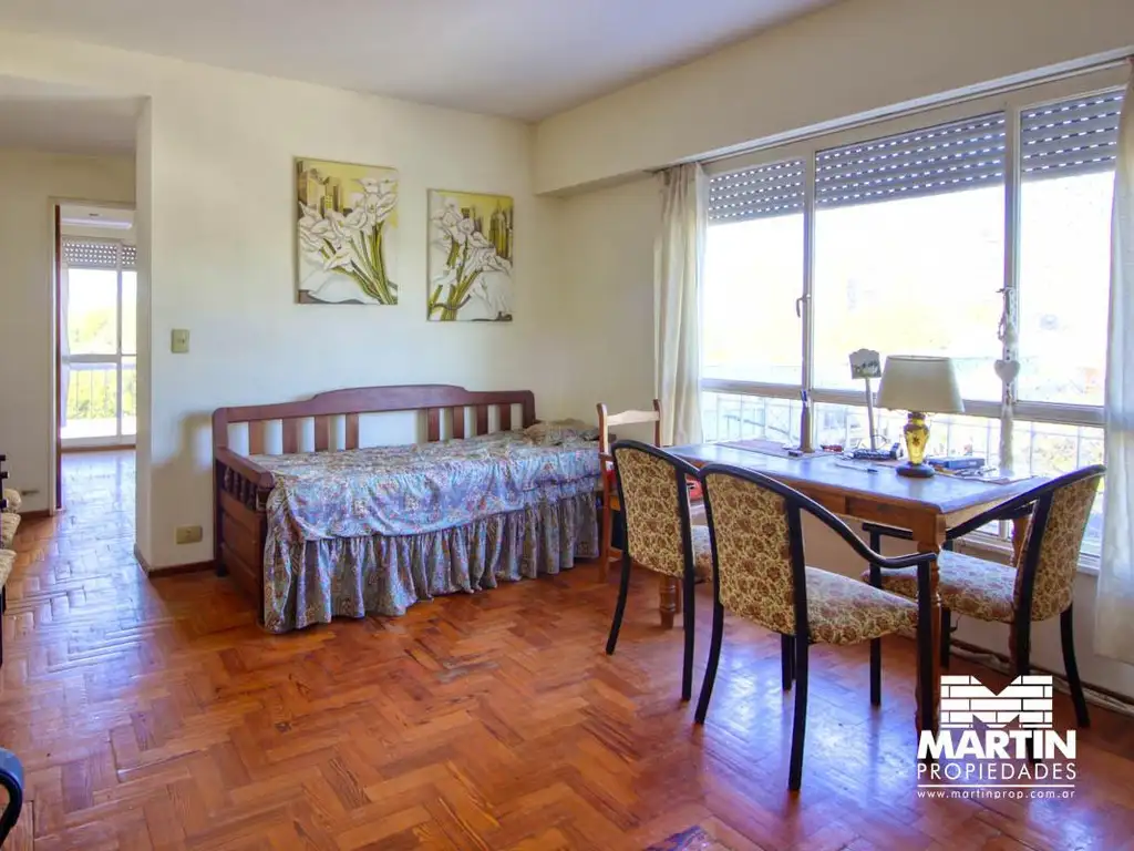 Balcón al frente, parquet y AC