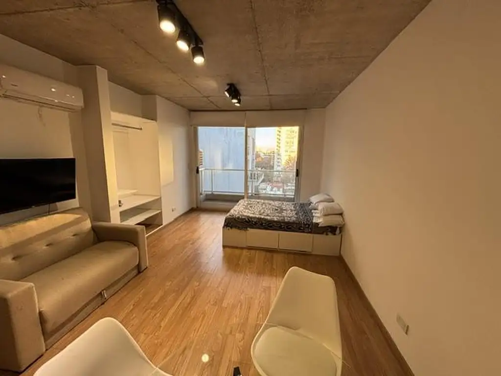 Estudio amoblado con balcón