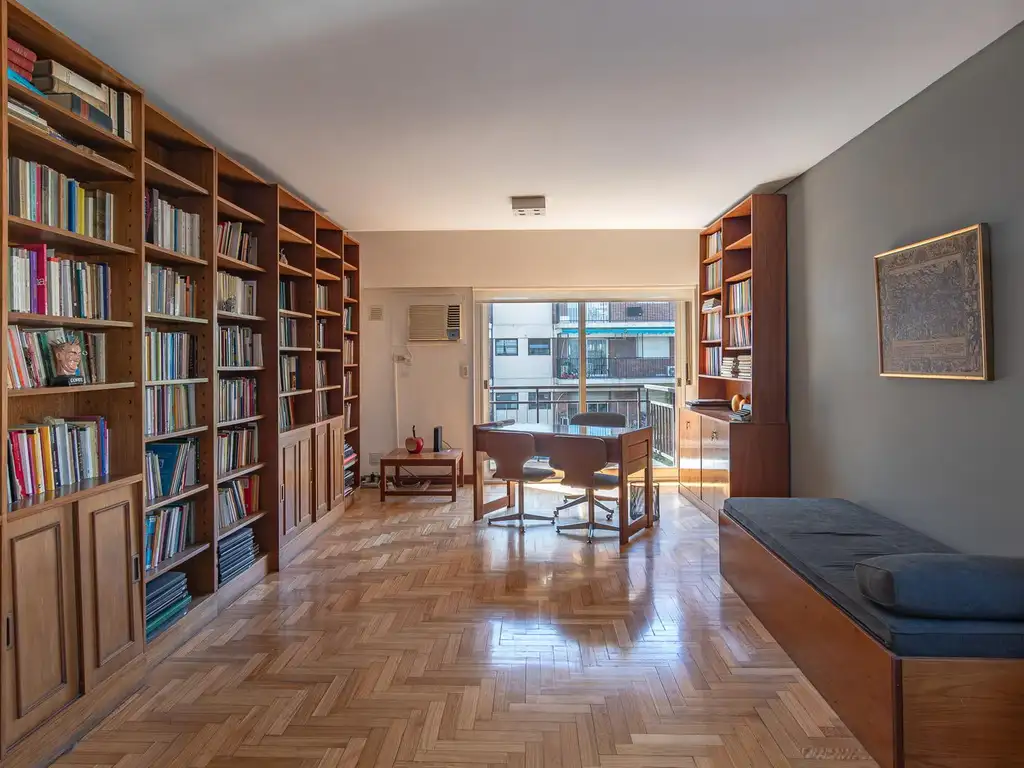 Monoambiente con balcón y biblioteca