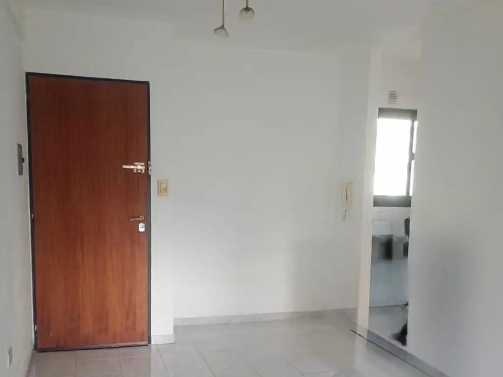 Departamento con balcón y cocina separada