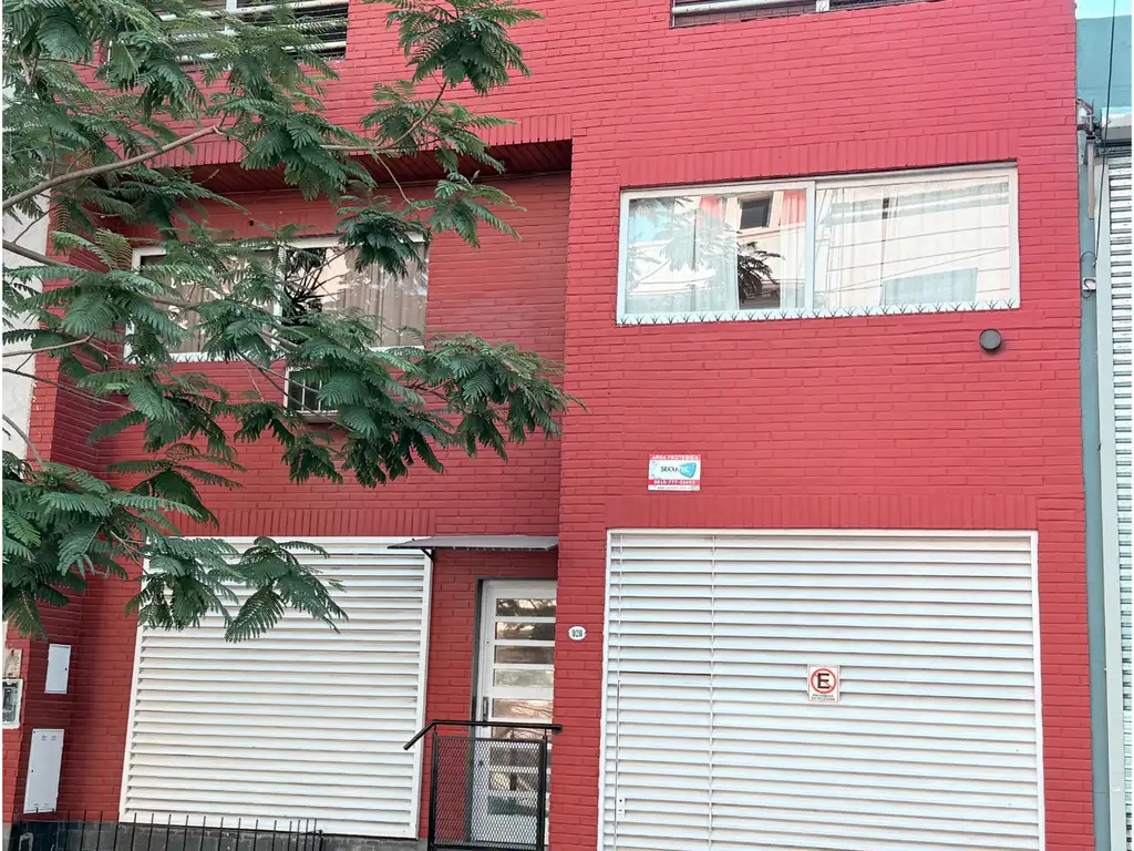Commercial house 450 m², patio