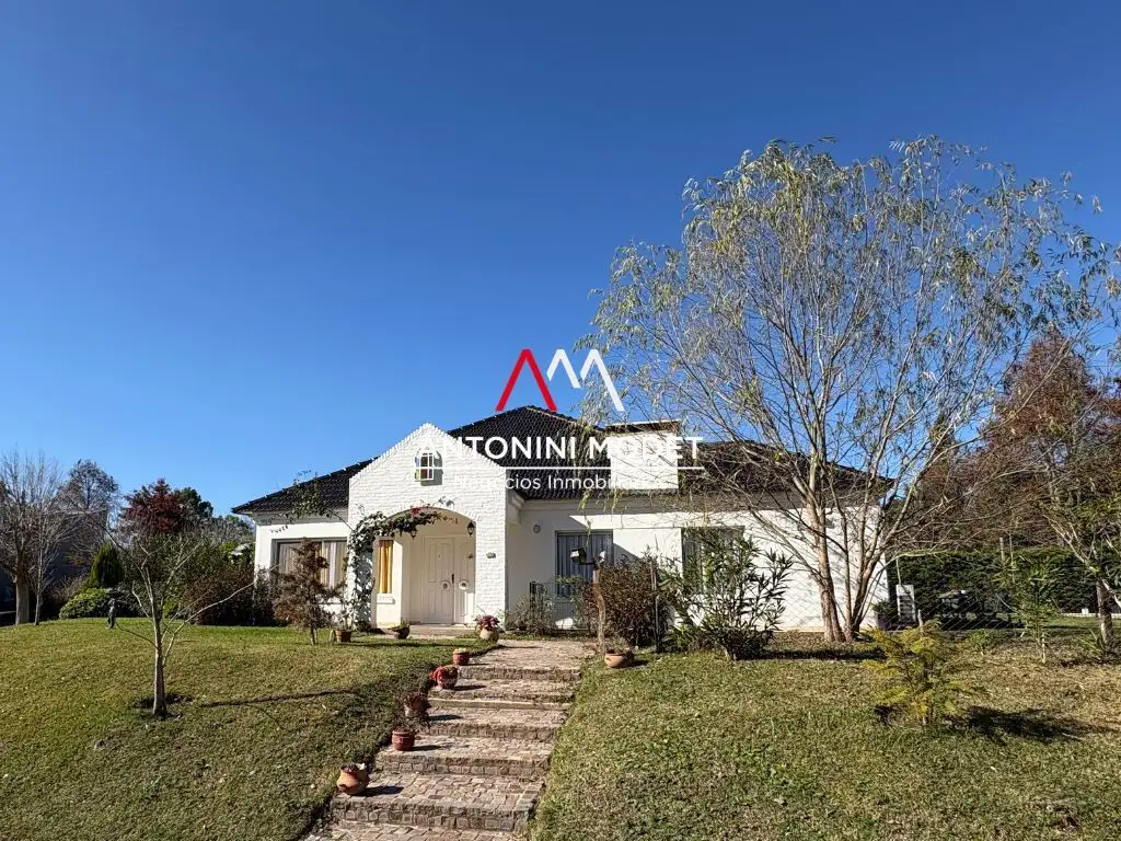 Casa con piscina y jardín