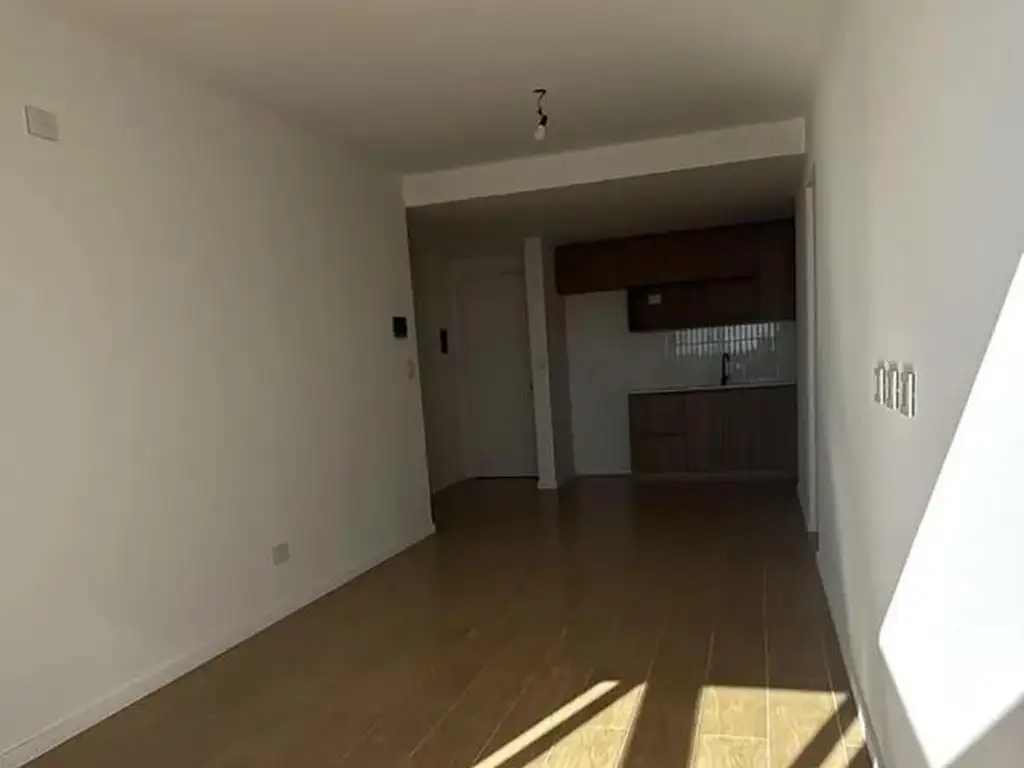 Monoambiente con balcón y terraza