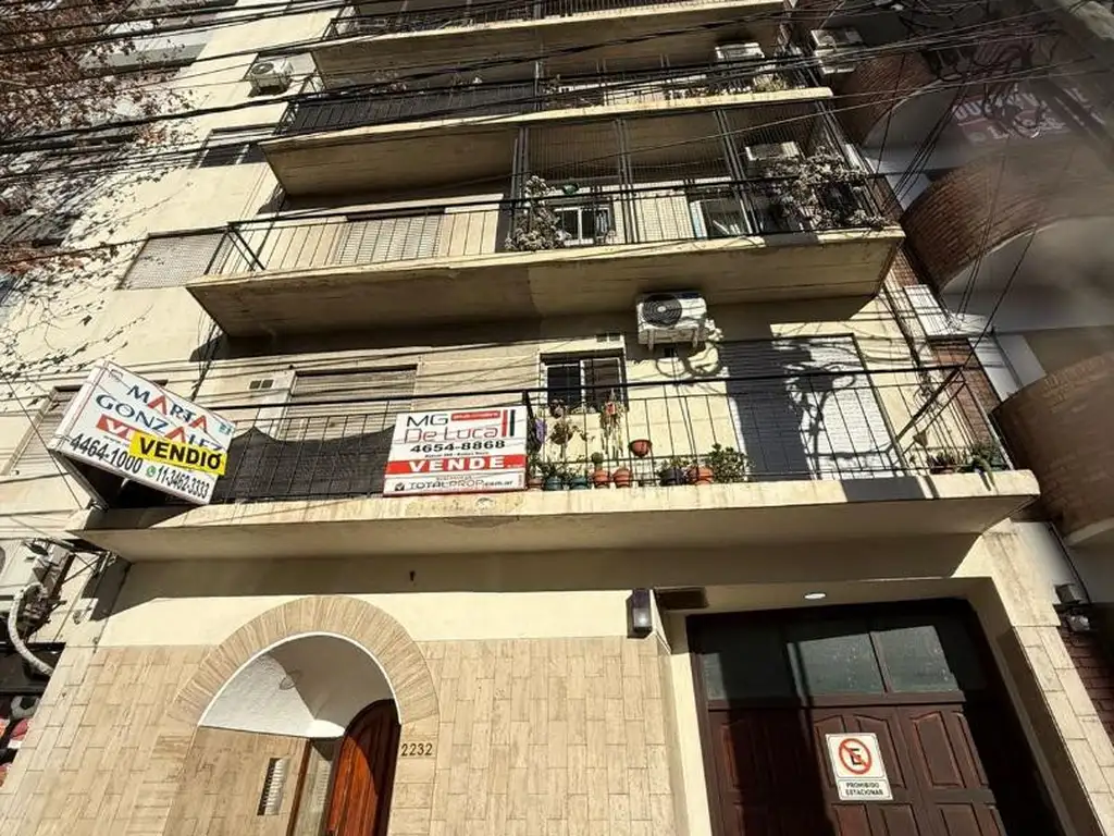 2 ambientes, balcón y ascensor