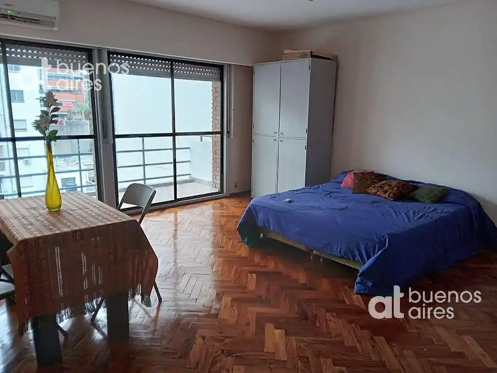 Monoambiente con balcón y A/C