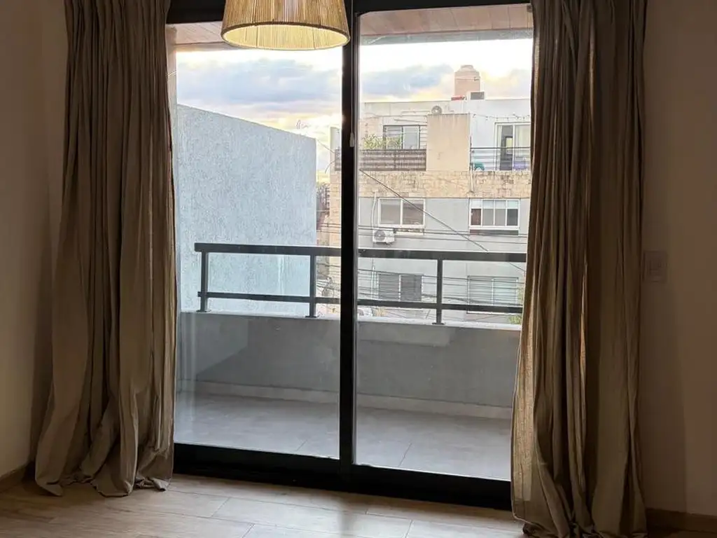 Monoambiente frente con balcón