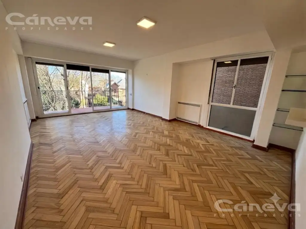 Semipiso renovado con balcón corrido