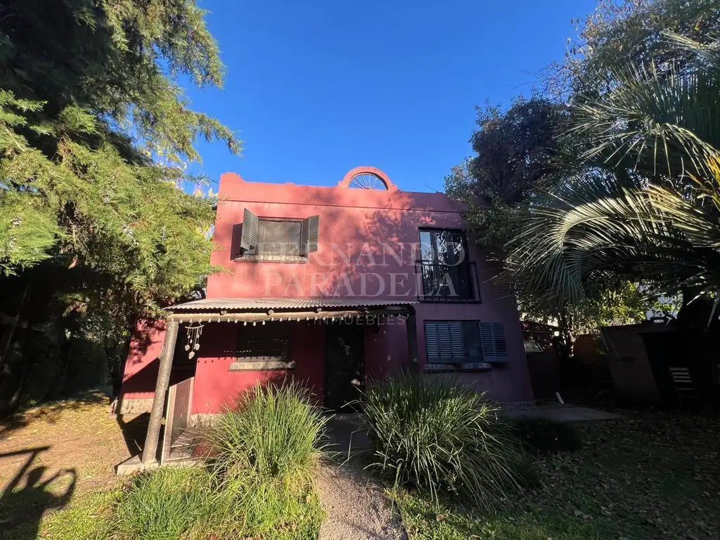 Casa com piscina e churrasqueira