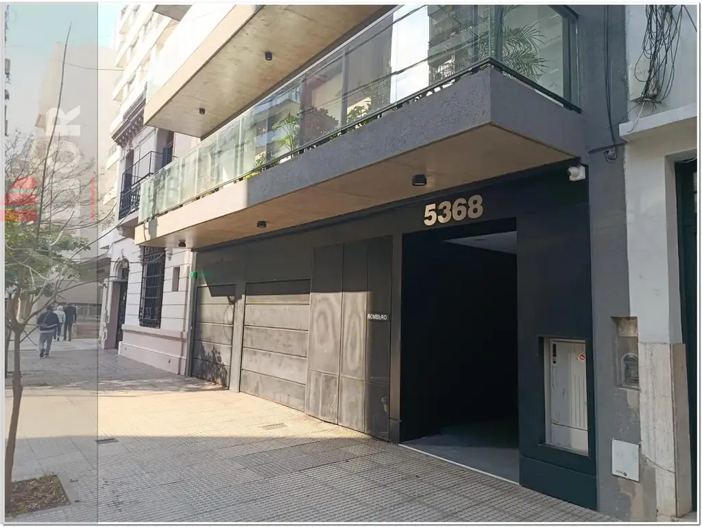 Estudio contrafrente con balcón