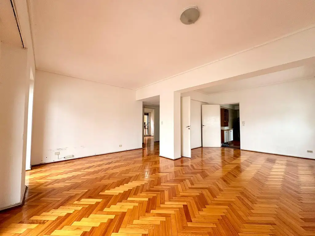 Piso alto con balcón corrido