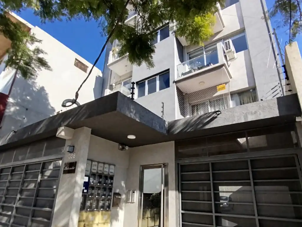 Departamento con balcón y cochera