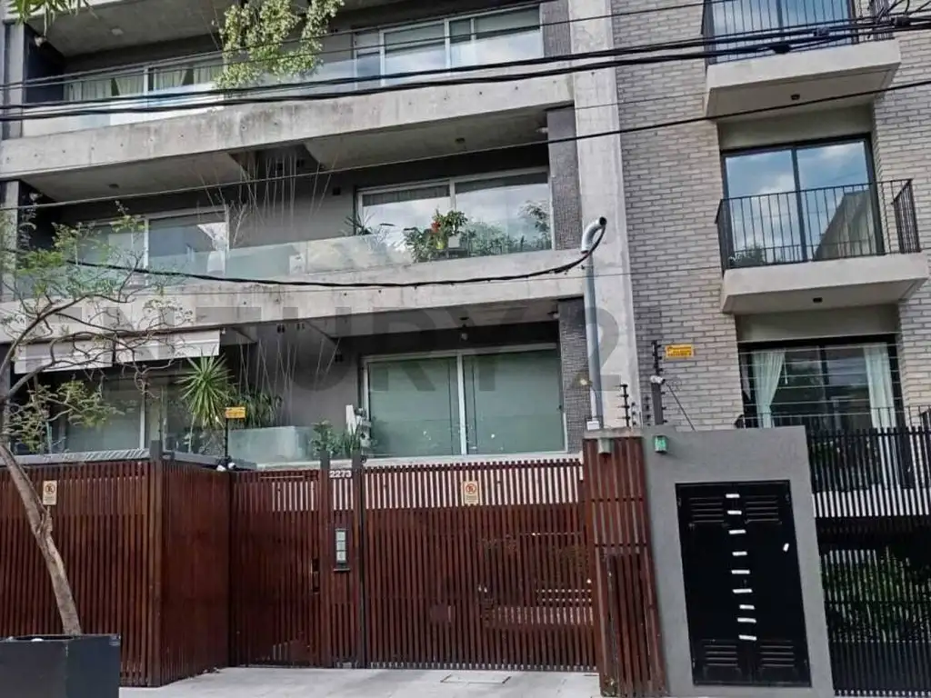 1 dormitorio con balcón y cochera