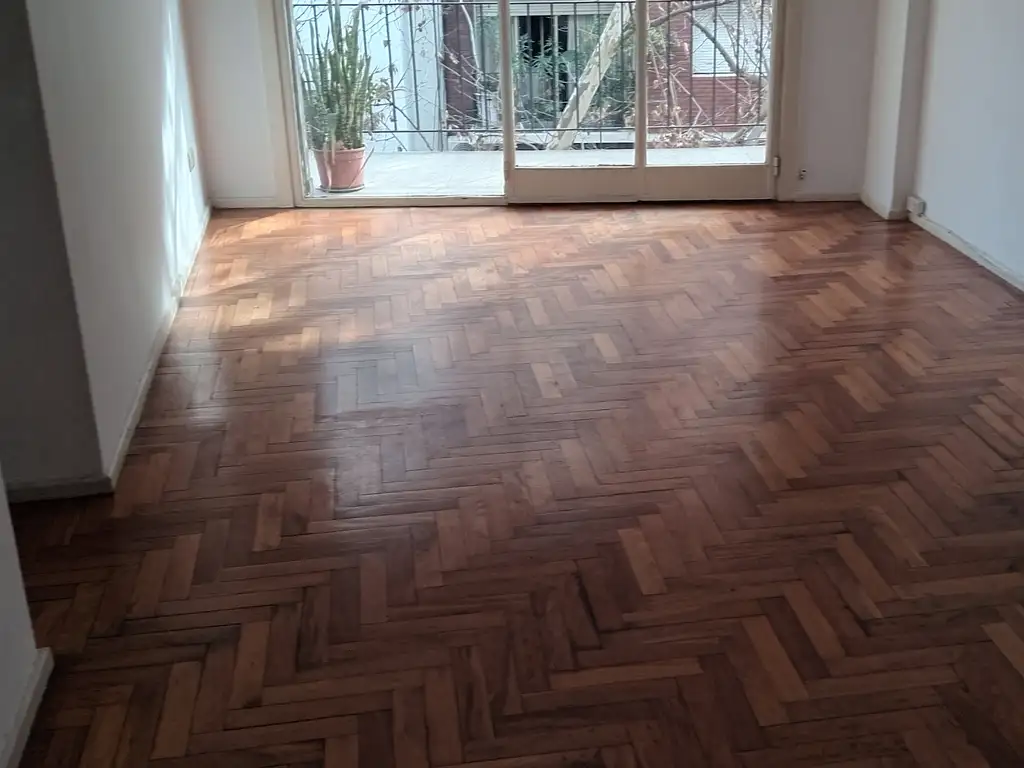 Semi piso externo con balcón