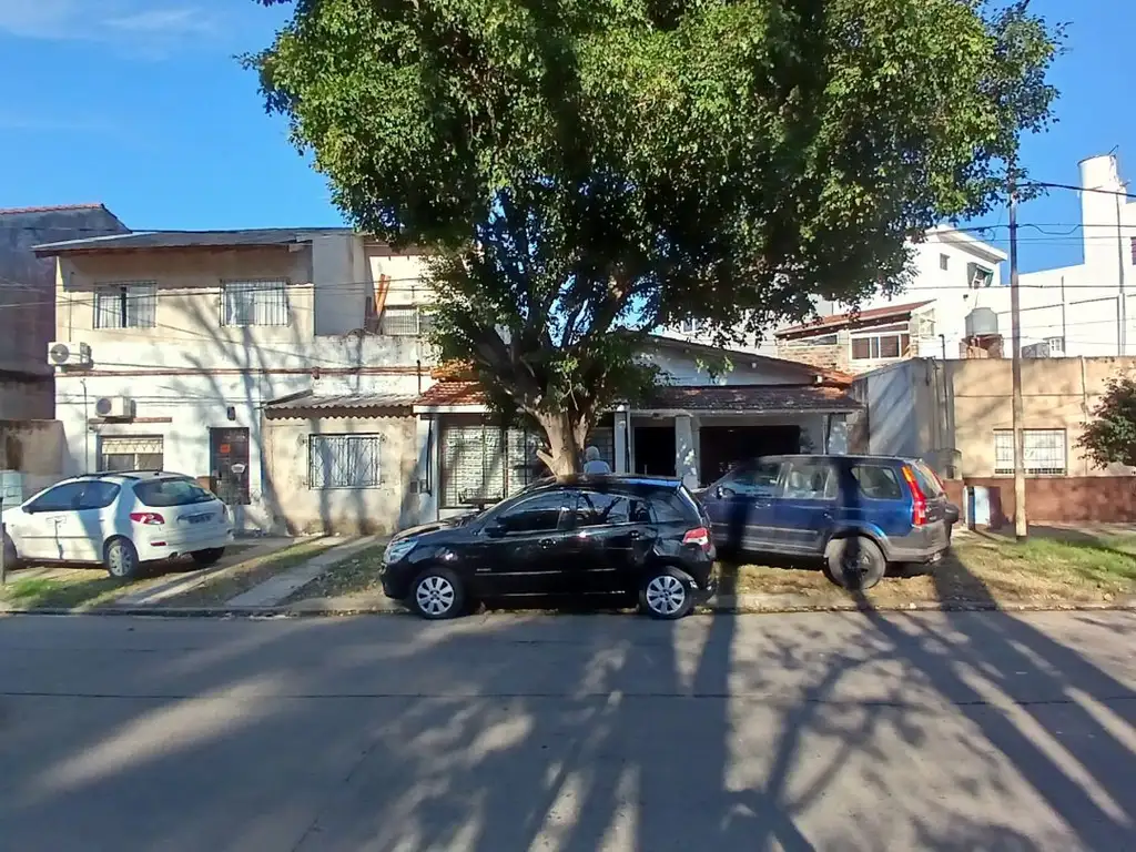 Casa con patio y galpón