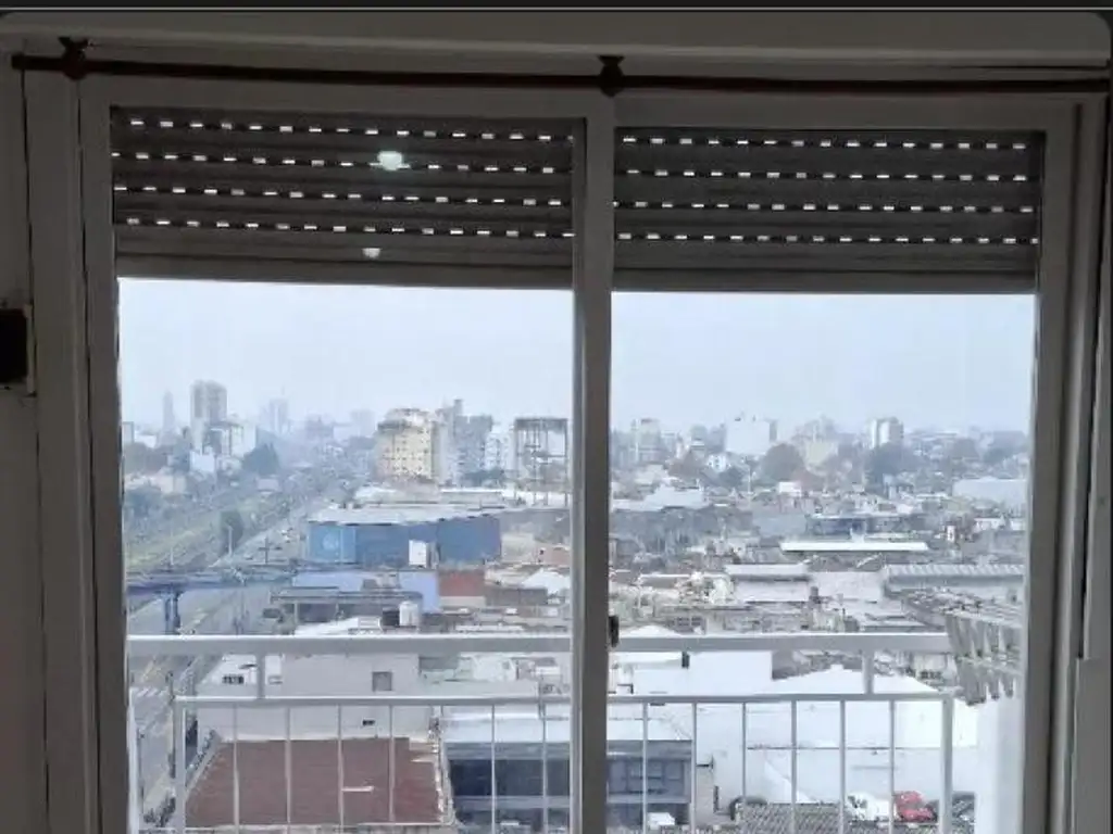 Balcón, cocina equipada, piso alto
