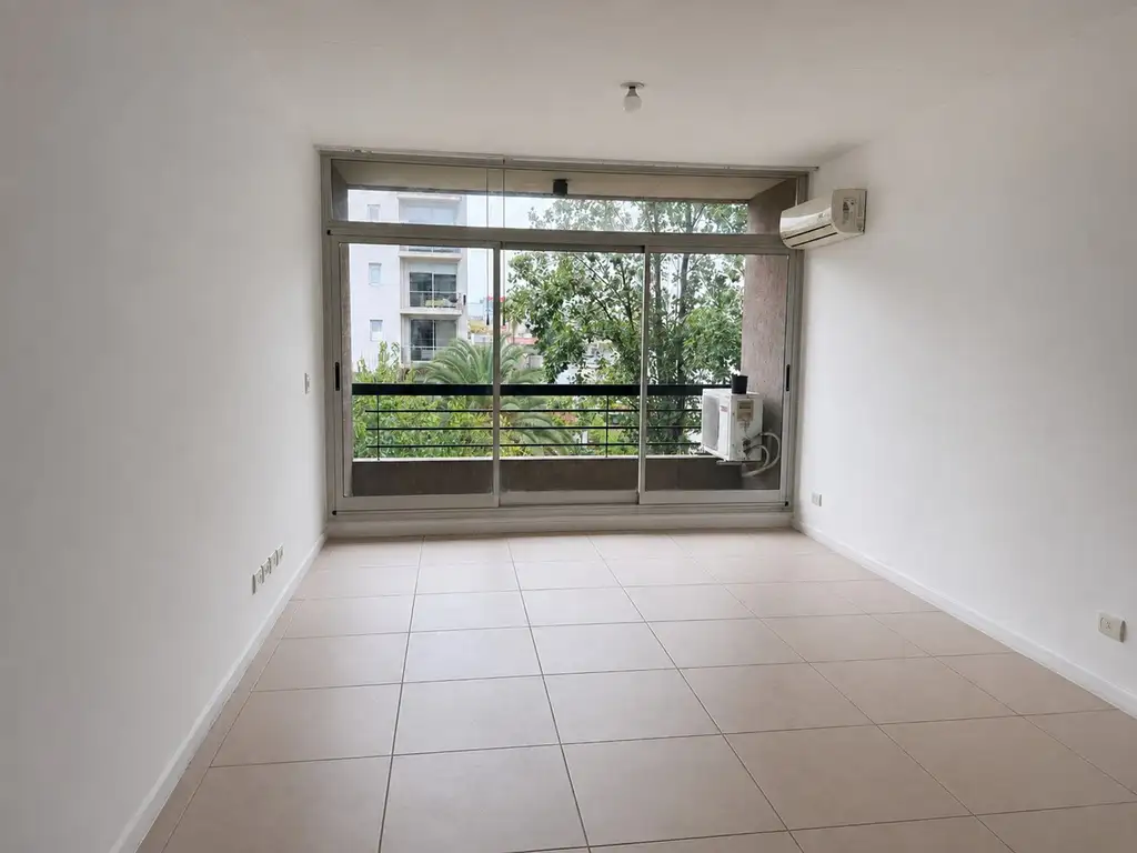 Monoambiente con balcón y cochera