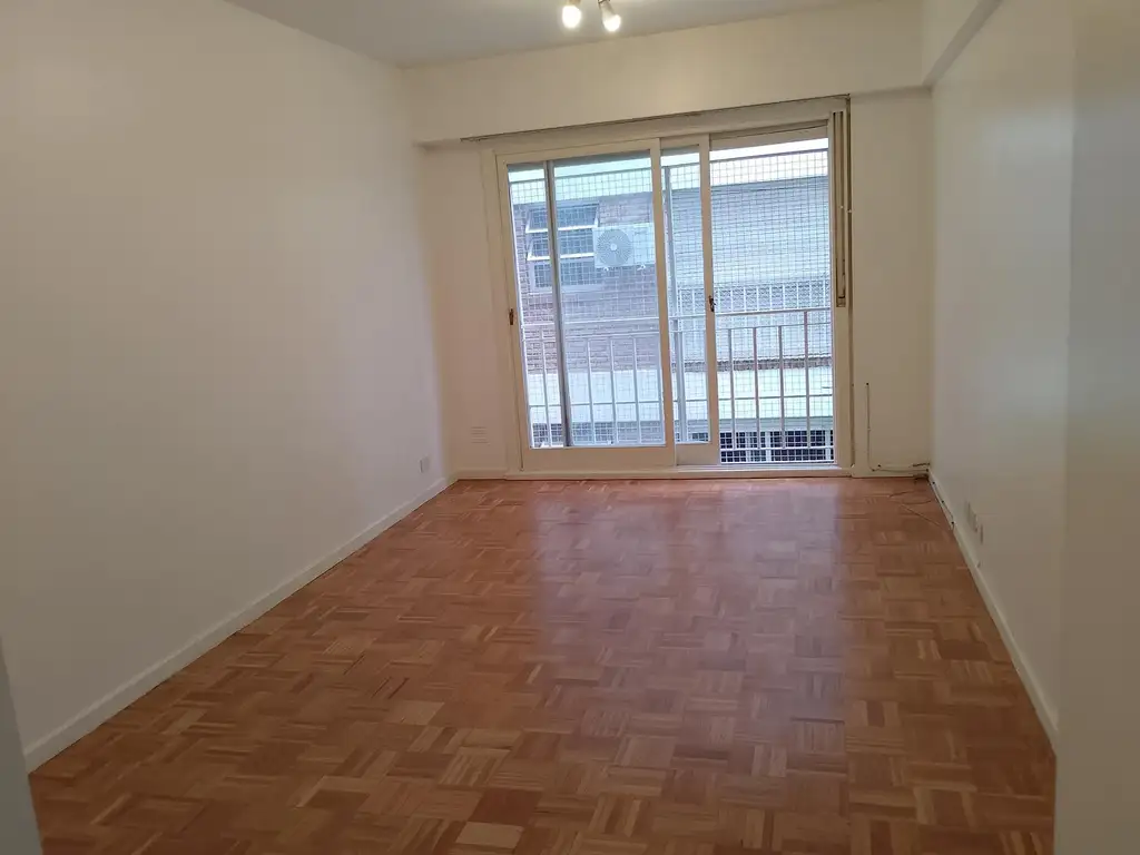 3 ambientes con balcón francés