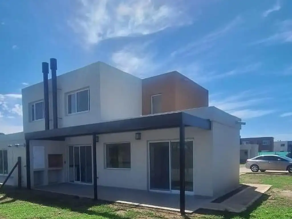 Casa con pileta en Villanueva