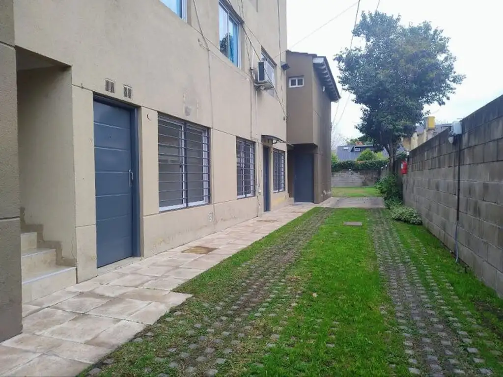 Ground-floor with parking and tub