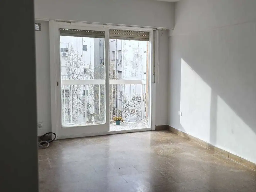 6° piso al frente con balcón