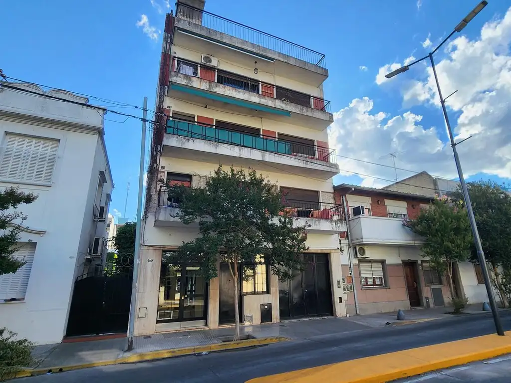 2do piso con balcón francés