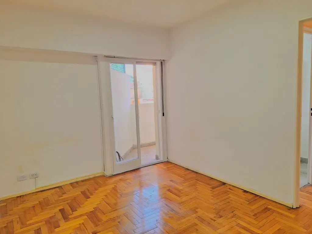 2 ambientes con balcón y parquet