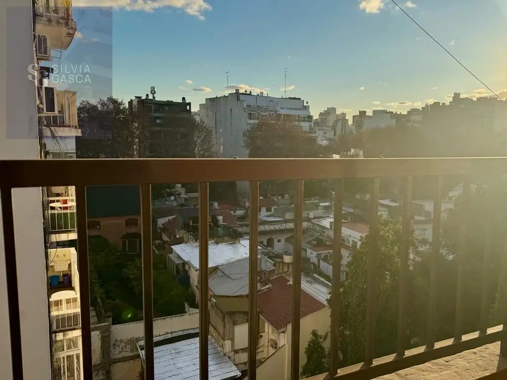 Piso 8 con balcón en Flores