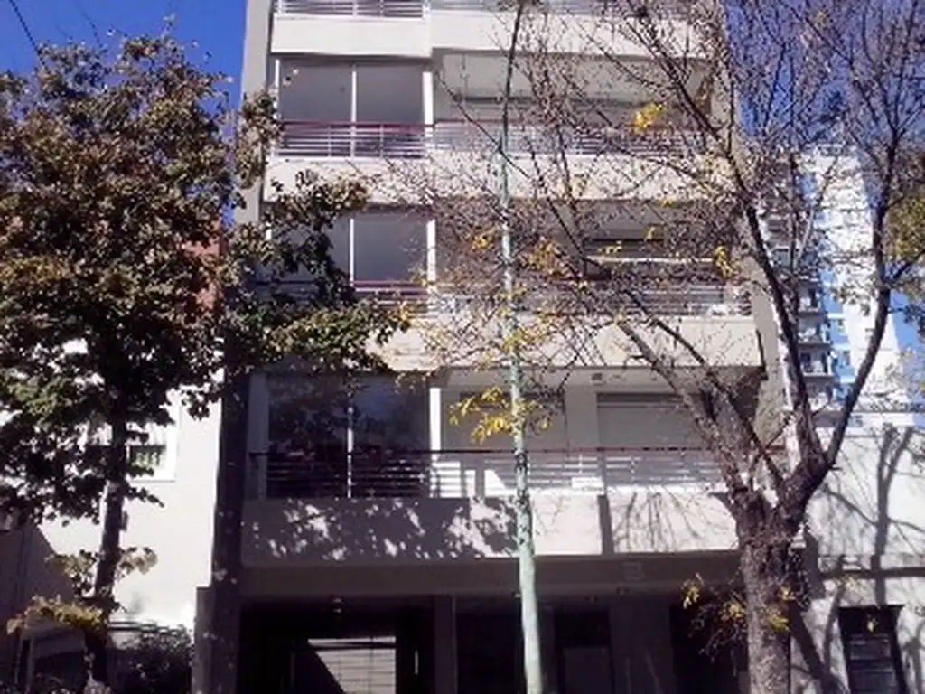 3 ambientes con cochera y balcón