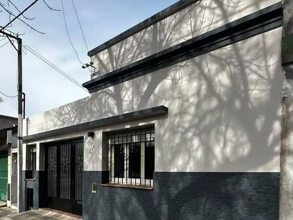 Casa com 2 quartos, garagem e quintal