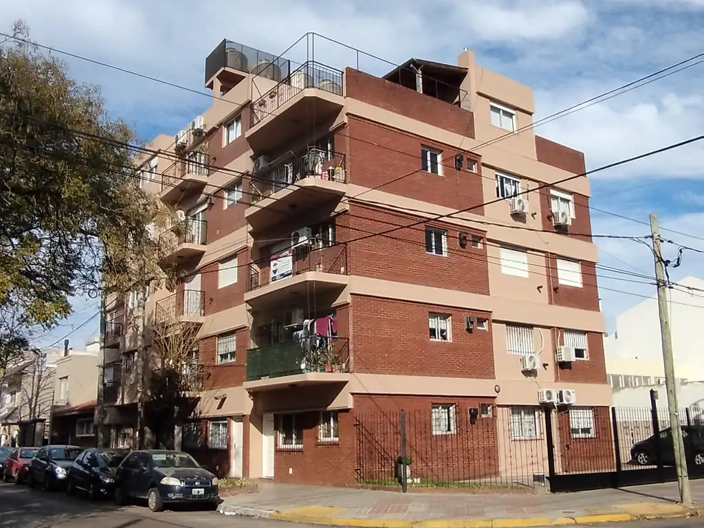 2 ambientes con balcón y ascensor