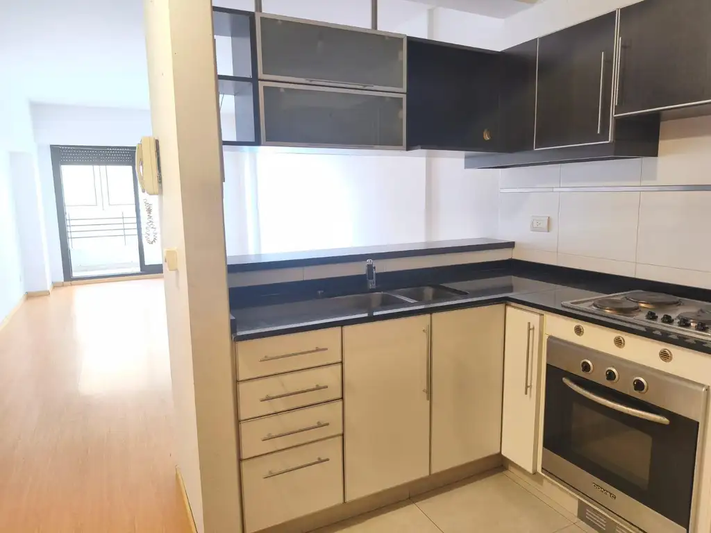 Monoambiente con balcón y pileta