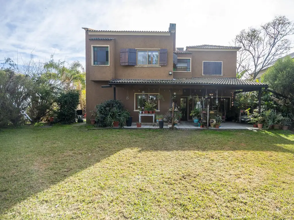 House with garden and pool