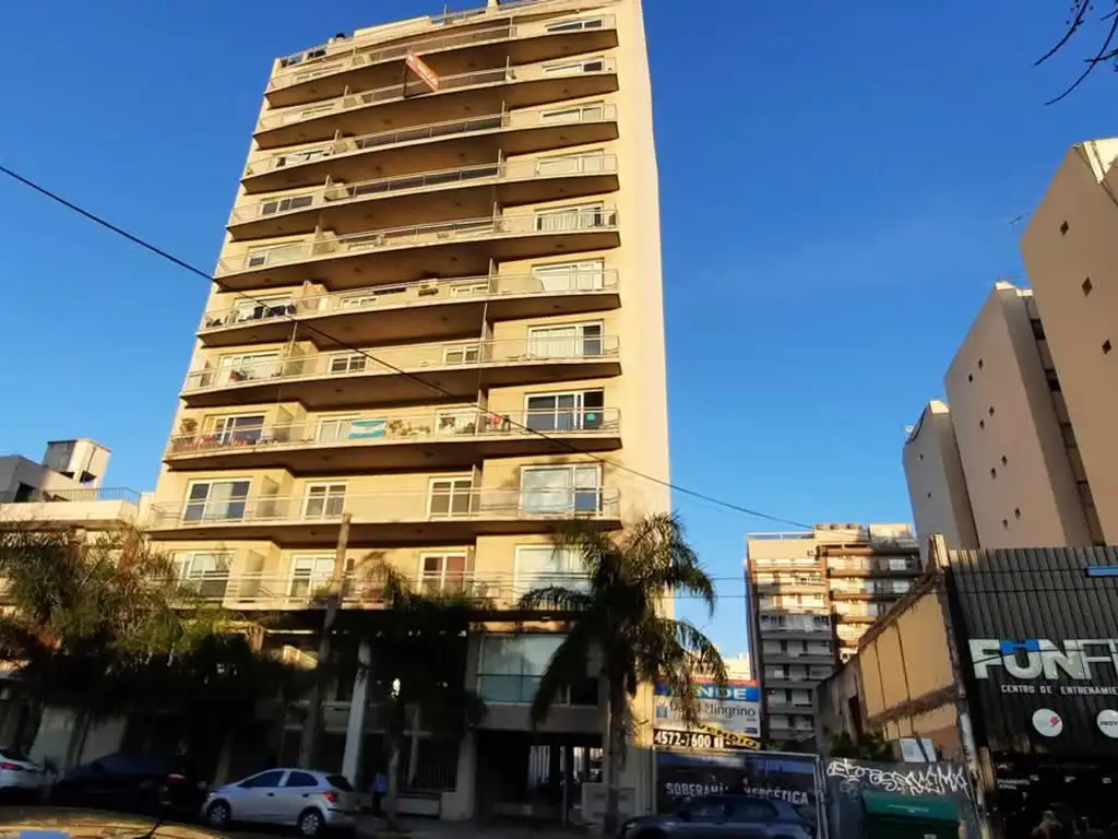 1 ambiente con balcón y terraza