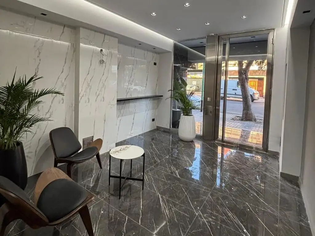 Monoambiente con balcón y terraza
