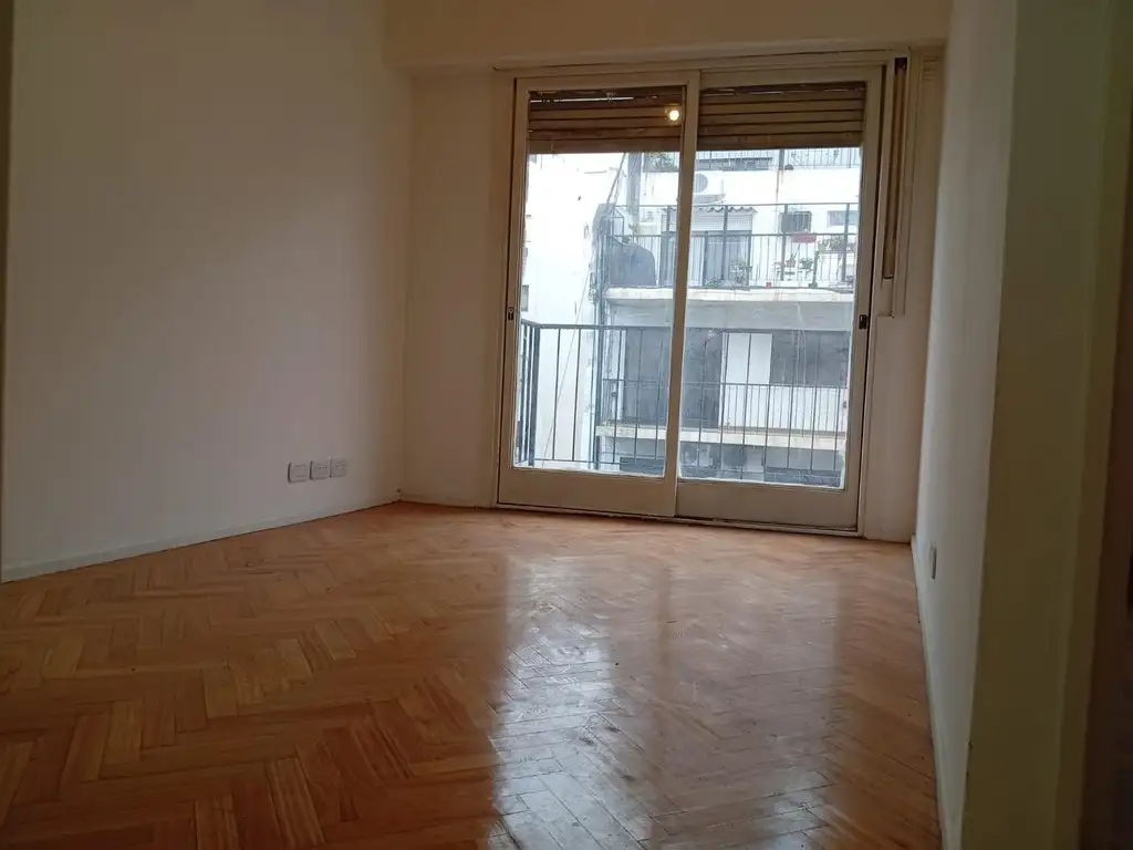 Alto piso con balcón corrido