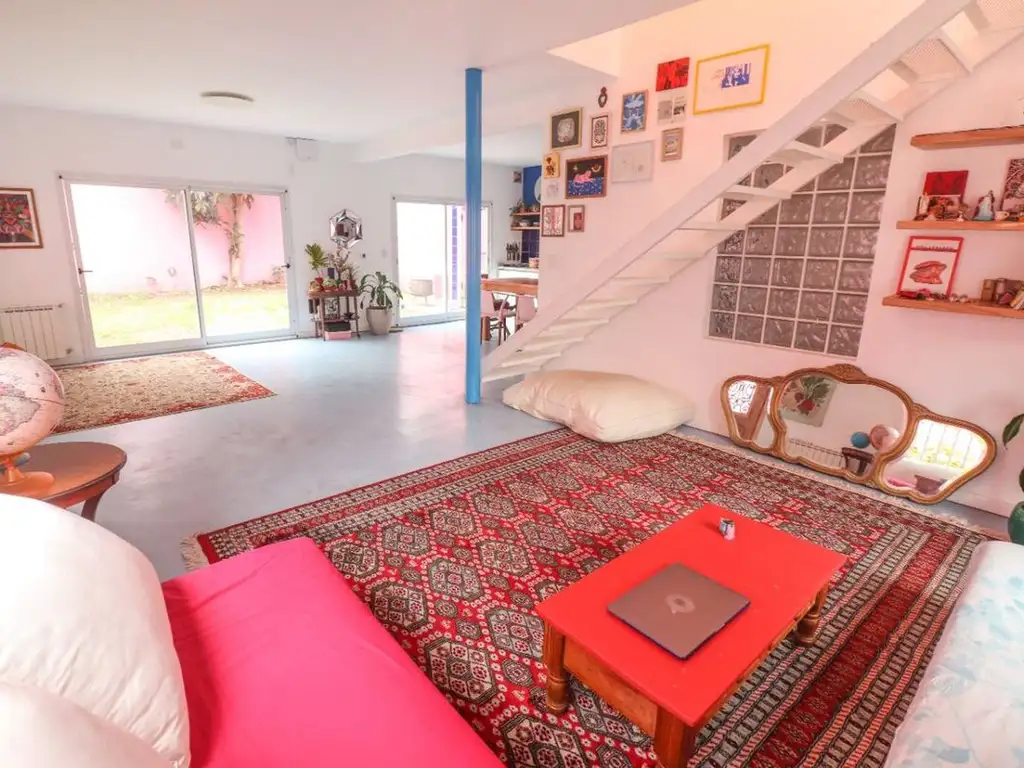 Casa con jardín, pileta y terraza