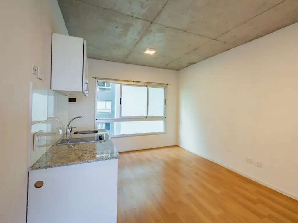 8th-floor studio with balcony