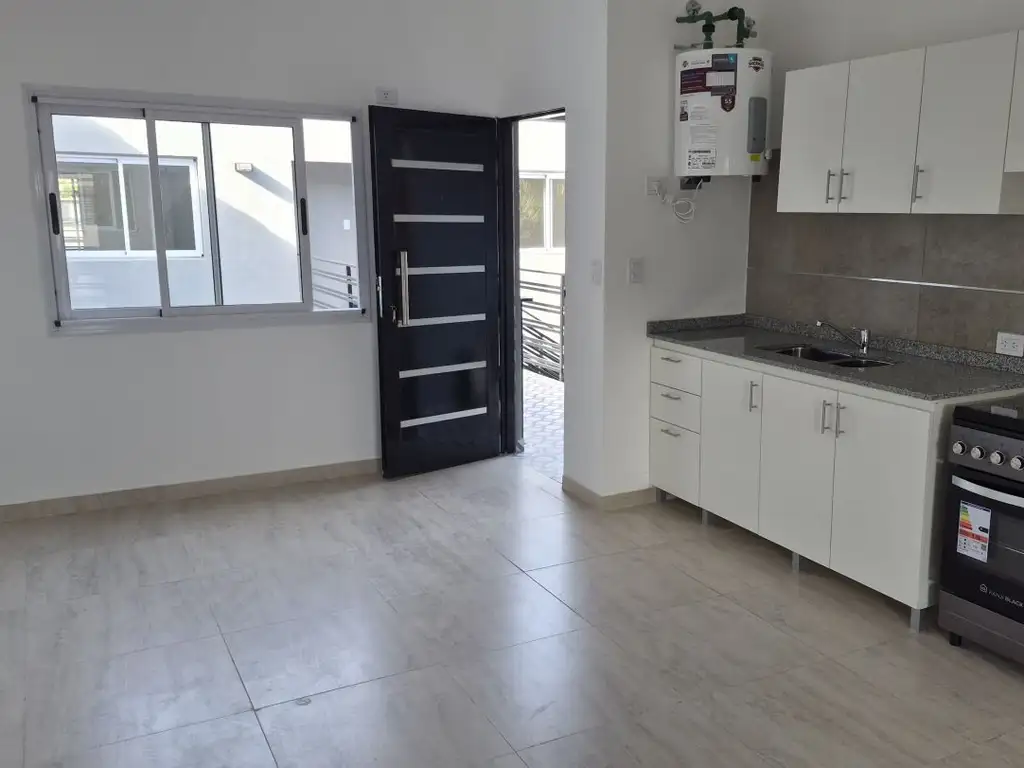 Monoambiente con balcón y parrilla