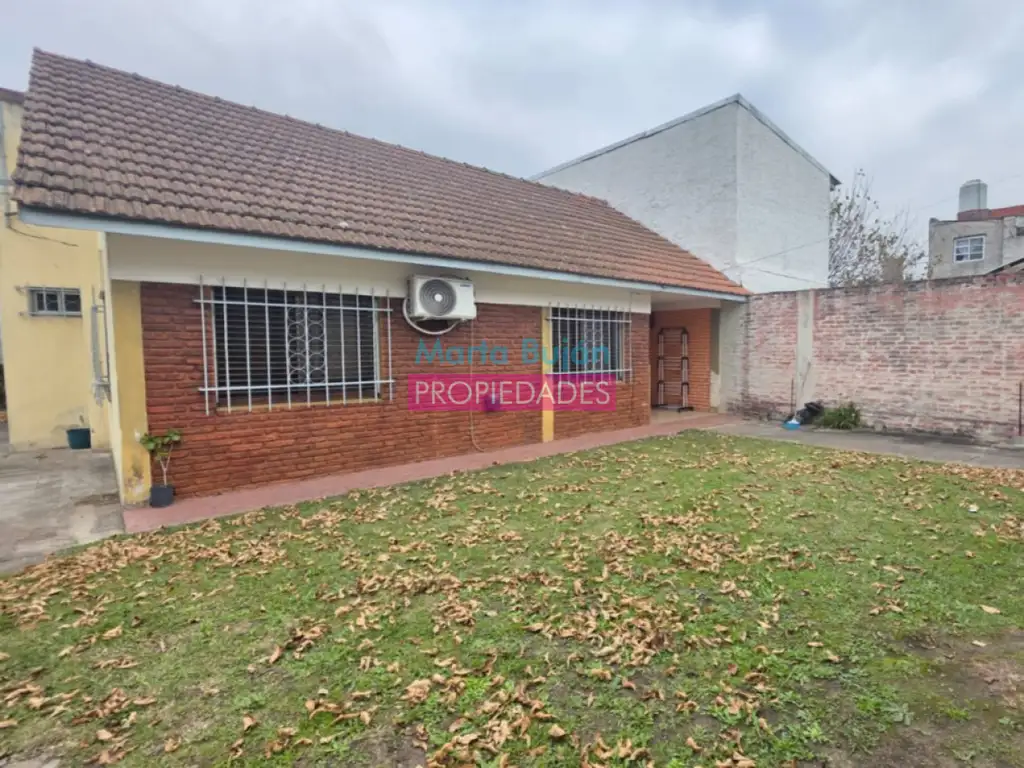 Casa nos fundos, 2 quartos, garagem coberta