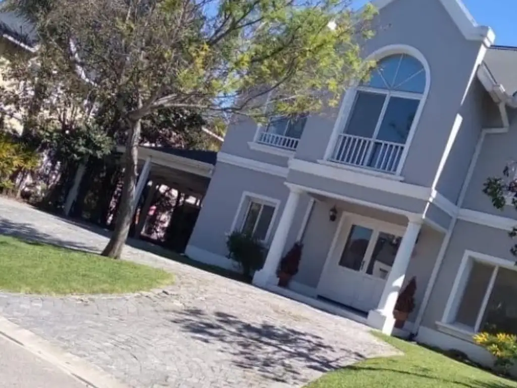 Casa en Barrio Septiembre con piscina