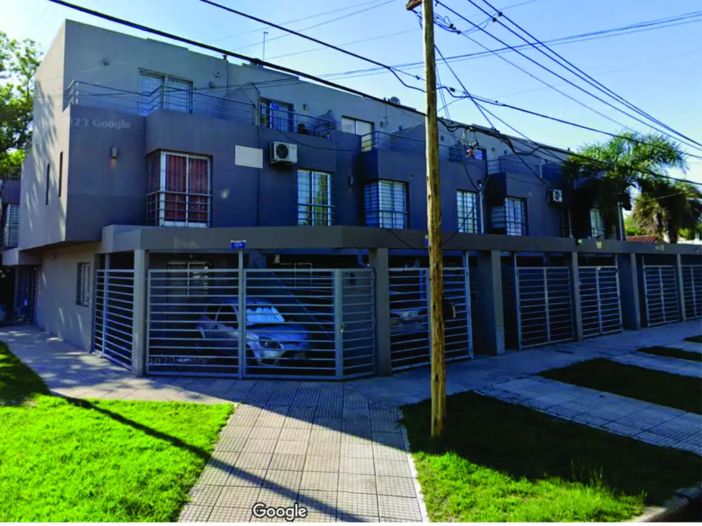 Tríplex con balcón y patio