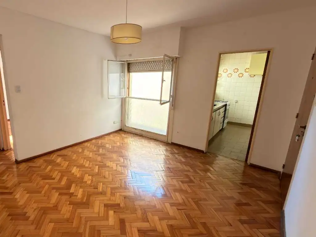 8° piso en Belgrano con parquet