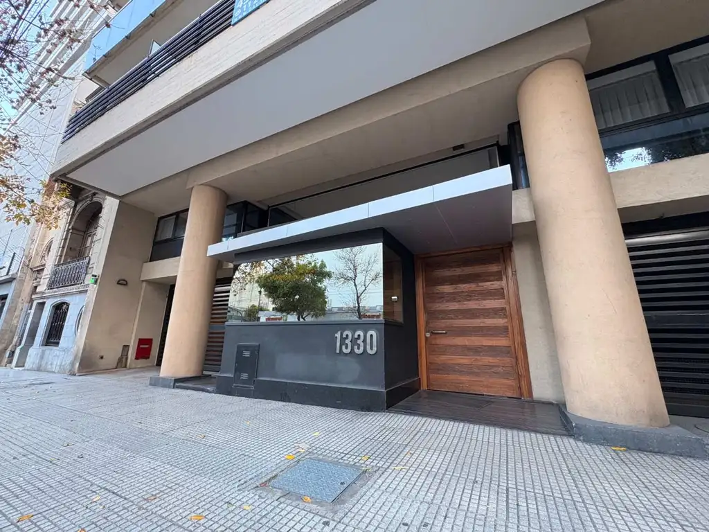 Amoblado con balcón y cochera